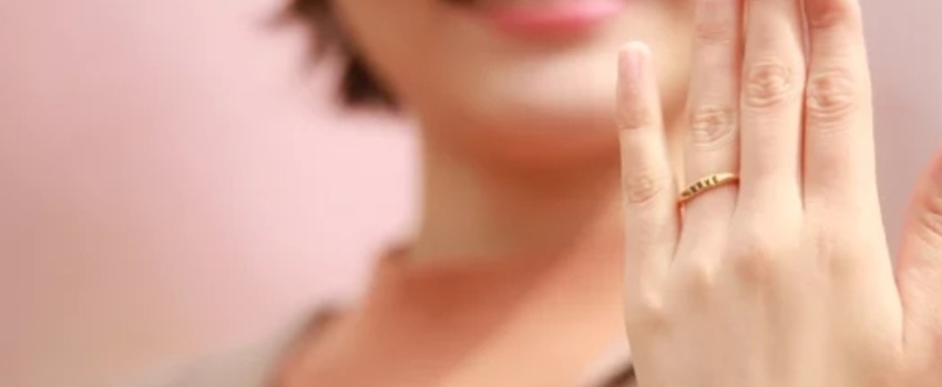左手の薬指に指輪をはめている既婚者女性の画像